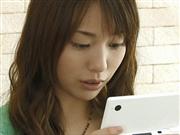 ぷよ顔で「ぷよぷよ７」に熱中するタレントの戸田恵梨香