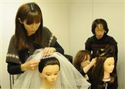 結婚式向けサービスの技術研修に取り組むトミーズ・スターの美容師
