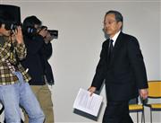 会社更生法適用の申請を受けての会見に臨むウィルコムの久保田幸雄社長