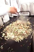 前橋商工会議所主催のイベントで、うＴＯＮ飯の試食会が行われた＝１４日、前橋市敷島町の敷島公園河川緑地（前橋商工会議所提供）