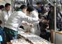 前橋商工会議所主催のイベントで、うＴＯＮ飯の試食会が行われた＝１４日、前橋市敷島町の敷島公園河川緑地（前橋商工会議所提供）