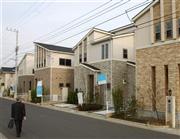 首都圏で販売中の土地付き戸建て住宅。住宅をローンで取得したら、税額控除の手続きが不可欠だ＝千葉県印西市（ブルームバーグ）