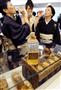 地下金庫室で６０年以上も眠っていた「ニッカウイスキー」を試飲する女性ら＝４日夕、大阪市中央区