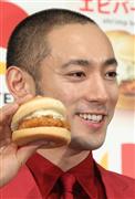 エビバーガーを手に記念撮影に応じる市川海老蔵＝３日午前、東京都内(古厩正樹撮影)