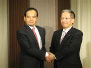 会見で握手するイオンの岡田元也社長（左）とＣＦＳコーポレーションの石田岳彦社長＝９日、東京都千代田区の東京会館
