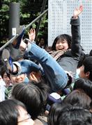 「平成２２年度第２次学力試験（前期日程）」合格発表東大に合格し胴上げされる受験生＝１０日午後、東京都文京区本郷の東大（寺河内美奈撮影）