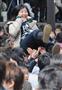 「平成２２年度第２次学力試験（前期日程）」合格発表東大に合格し胴上げされる受験生＝１０日午後、東京都文京区本郷の東大（寺河内美奈撮影）