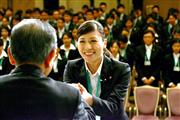 セブン＆アイ・ホールディングスの合同入社式で、鈴木敏文会長と握手する新入社員＝１９日、東京都千代田区のグランドプリンスホテル赤坂