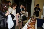 りそな銀行が主催した女性モニターによる商品お試し会。大手各行は取引先企業の支援に力を入れている＝１８日、東京・大手町