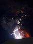ほとばしる溶岩、空を覆う噴煙…アイスランド火山噴火を激写
