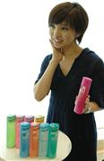 資生堂の制汗剤「シーブリーズデオ＆ウォーター」はカラフルな容器が女子高生に支持されている＝東京都港区（撮影・中村智隆）