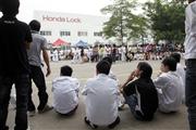 中国にあるホンダ系の部品工場で、賃上げを要求してストライキする従業員。人件費高騰リスクへの備えが必要だ（ブルームバーグ）
