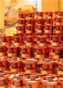 プリンなどのデザート類の新商品には、雪印乳業と日本ミルクコミュニティ両社の経営統合によるシナジー効果を生かした商品に力を入れる＝２３日、東京都新宿区のリーガロイヤルホテル東京（西川博明撮影）