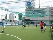 東急百貨店の屋上にある「アディダスフットサルパーク渋谷」では、多くの利用客が汗を流す＝東京都渋谷区
