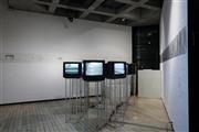 「地球上で一番高い所にマンハッタンで行くビデオ」（２００９年）。１０台のテレビモニターからは延々と階段の映像が流される
