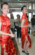 春秋航空のＣＡは、太ももチラリでアピールするが…