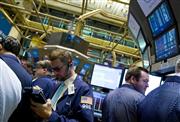 短期売買による株価乱高下が相次ぐが、本来は長期投資が基本だ（ブルームバーグ）