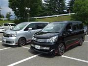 トヨタ自動車の量販スポーツ仕様車シリーズ「ＧＳＰＯＲＴＳ（通称ジーズ）」の第１弾「ヴォクシー」と「ノア」。ファミリーカーでありながら「走りの楽しさ」も追求したのが特徴だ＝山梨県富士吉田市