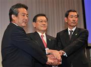 会見の冒頭で握手する三洋電機の佐野精一郎社長（左）とパナソニックの大坪文雄社長（中央）、パナソニック電工の長榮周作社長（右）＝２９日、大阪市中央区（塚本健一撮影）