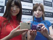 ３Ｄ撮影ができるソニーの新型デジタルカメラ。デジカメの好調な販売が収益に貢献している＝７月８日