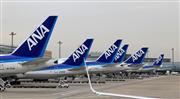 羽田空港のスポットに並ぶ全日空機