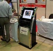 SKRテクノロジーが展示会での広告ツールとして提案している電子看板=東京都江東区 SKRテクノロジーが展示会での広告ツールとして提案している電子看板=東京都江東区