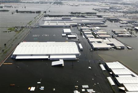 本田在泰国的汽车厂静静地泡在洪水里。。。