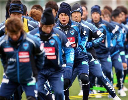 練習する横浜ＦＣの三浦知良選手（中央）ら。Ｊリーグの各クラブは収益力の向上も求められる