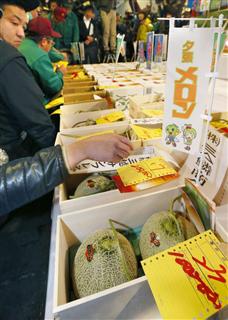 夕張メロン初競り　最高値は２個１００万円