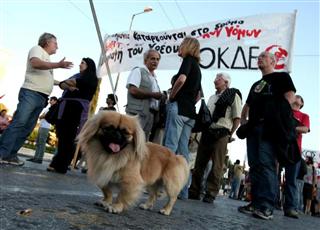 預金引き揚げ、恐怖連鎖　ギリシャのユーロ離脱観測強まる