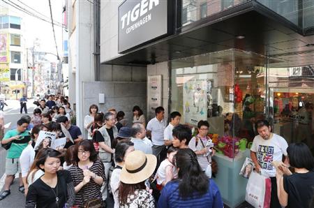 タイガーのオープン前に行列をつくる人ら＝２１日午前１０時２８分、大阪市中央区（山田哲司撮影）