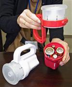 パナソニックが発売する懐中電灯の新製品。単１～単４の乾電池が使え、１本でも点灯する