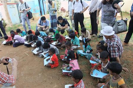 もらったペンとノートで計算や名前を書くインドの小学生たち。日本のＢＯＰビジネスの成否は彼らもカギを握る（関西経済同友会提供）