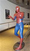 ソニー・ピクチャーズ・スタジオに置かれた「スパイダーマン」の像。ソニーの業績はヒーローたちに下支えされている＝１１日、米ロサンゼルス（米沢文撮影）