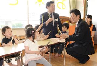 首相、待機児童ゼロへ「やればできる」　横浜市の保育室視察