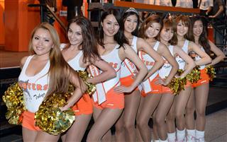 笑顔のパフォーマンス！　「ＨＯＯＴＥＲＳビアガーデン」オープン記念イベント