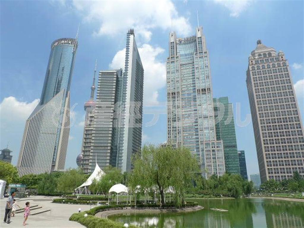 日系企業も多数く入居する上海市内の高層オフィスビル群。華やかな外観とは裏腹に、中国の「労働契約法」の規定で事実上、人事権を行使できずに経営麻痺に陥った日系企業が続発している＝７月９日、中国（河崎真澄撮影）