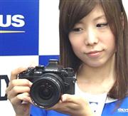 オリンパスが１０月に発売するミラーレス一眼カメラの新製品「ＯＭ－ＤＥ－Ｍ１」＝１０日、東京都千代田区