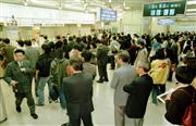 前回の消費税増税の際は、増税前に定期券を購入する人の長い列ができた＝平成９年３月３１日、ＪＲ大阪駅