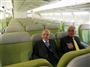 スカイマークが昨年12月にフランスのエアバス本社で公開したエアバスＡ３３０の１号機。スカイマークの西久保慎一社長（右）と、エアバス・ジャパンのステファン・ジヌー社長がゆったりした座席「グリーンシート」を披露した。
