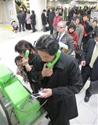 東日本大震災では携帯電話が通じにくくなり、公衆電話の前に行列ができた＝平成２３年３月１１日