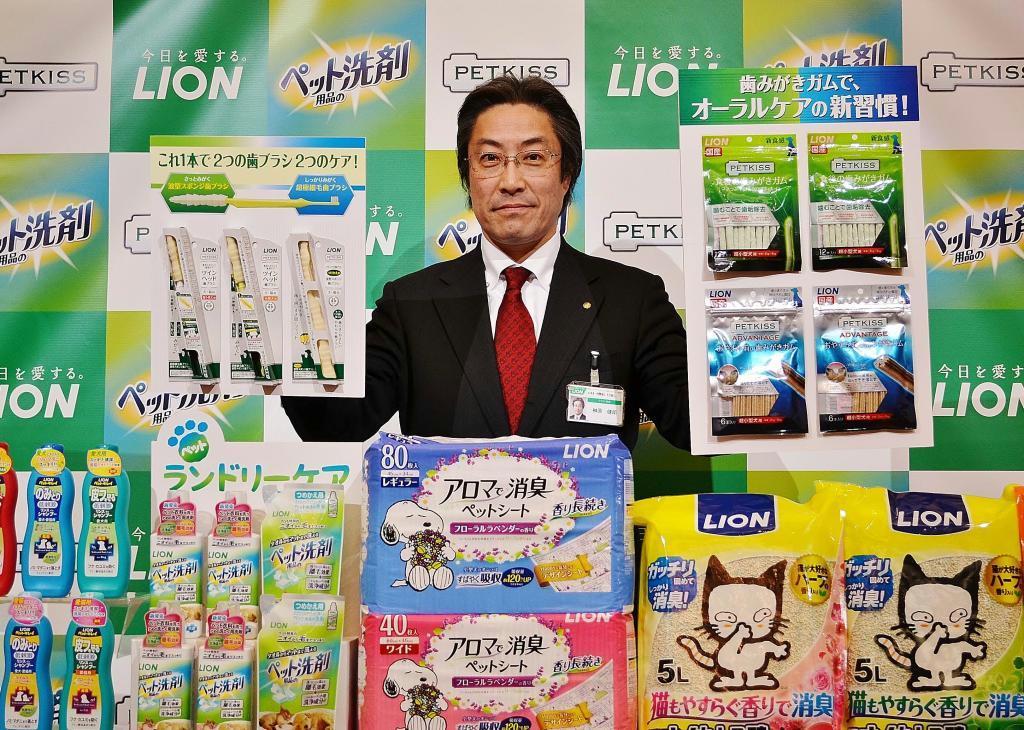 ペット用品用洗剤などの製品をアピールするライオン商事の榊原健郎社長