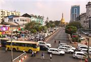 ヤンゴン市内の交通渋滞。ミャンマーでは日本などから輸入した中古車が増えている＝７日（ＡＰ）