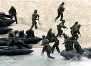 離島奪還訓練で、江仁屋離島の砂浜に上陸する陸自隊員。日本独力の離島防衛が米軍来演の大前提となる＝２２日、鹿児島県瀬戸内町