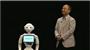 ソフトバンクの株主総会の模様。壇上で孫正義社長は新発売するロボット「ｐｅｐｐｅｒ」とかけあう＝6月20日、同社の動画配信より