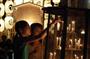お守りの粽を売っている子供たちから買った蝋燭に火をともし、平安への祈りを捧げる＝２０１３年７月１５日、京都市（井浦新さん撮影）
