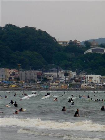 遊泳時間終了の午後５時以降になって、台風の後の大波を期待するサーファーたち＝２０１４年７月１２日、神奈川県鎌倉市