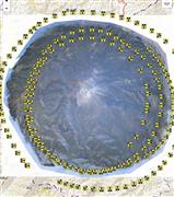 国土地理院のネット上の地図に表示された、噴煙を上げる御嶽山。取り囲むように配置された黄色のアイコンを押すと航空写真１８４枚を閲覧できる