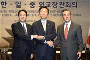 会談を前に握手する（左から）岸田外相、韓国の尹炳世外相、中国の王毅外相＝２１日、ソウル（共同）