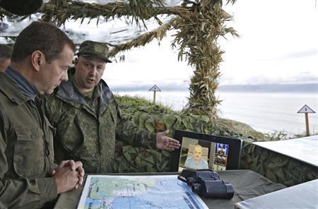 北方領土の択捉島を軍服姿で視察するロシアのドミトリー・メドベージェフ首相（左）＝２０１５年８月２２日（ロイター）